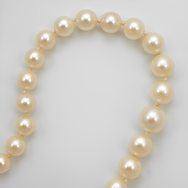 Graduated Cultured Pearl Necklace with 9K Gold Clasp