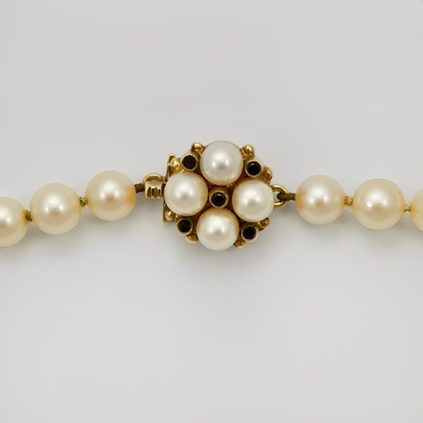 Graduated Cultured Pearl Necklace with 9K Gold Clasp