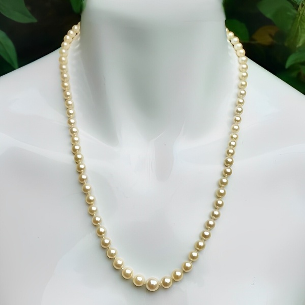 Graduated Cultured Pearl Necklace with 9K Gold Clasp