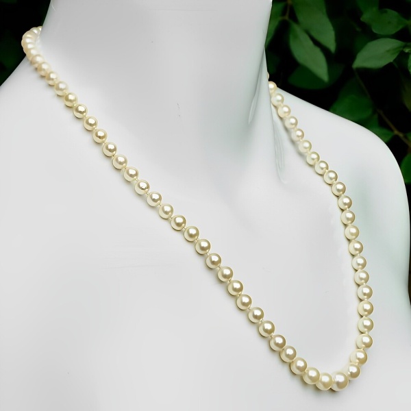 Graduated Cultured Pearl Necklace with 9K Gold Clasp